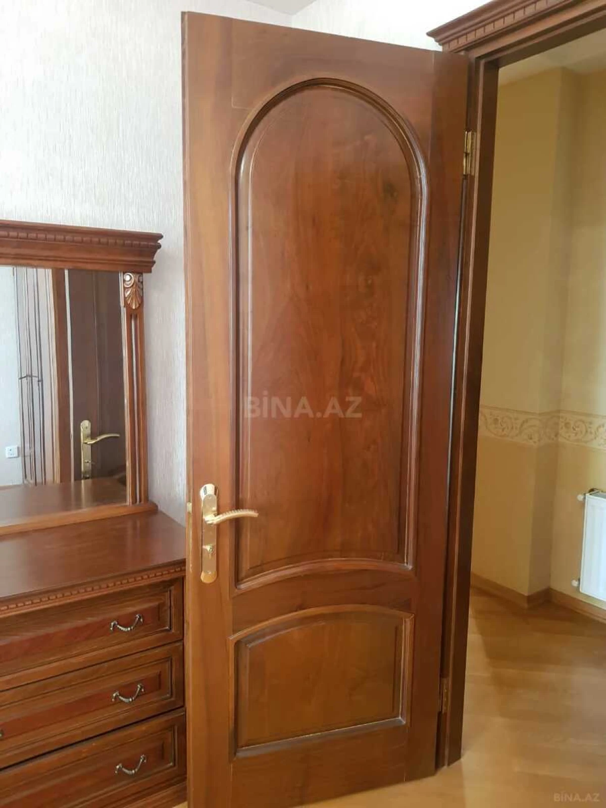 Satılır 3 otaqlı mənzil 136.2 m²