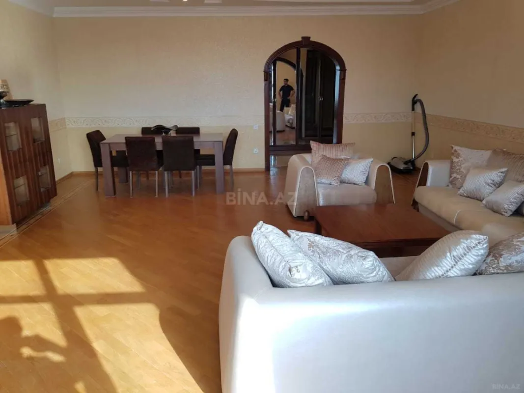 Satılır 3 otaqlı mənzil 136.2 m²