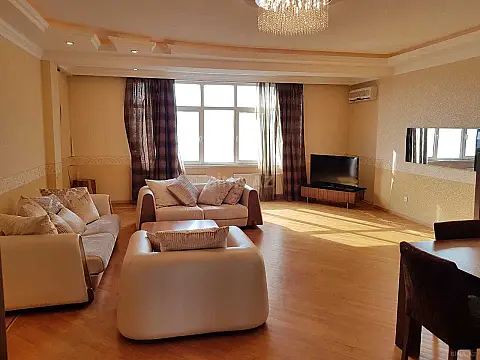 Satılır 3 otaqlı mənzil 136.2 m²