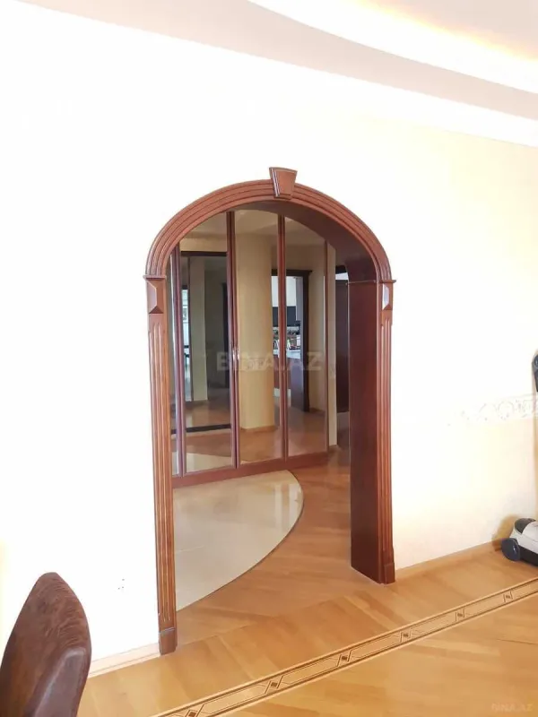 Satılır 3 otaqlı mənzil 136.2 m²