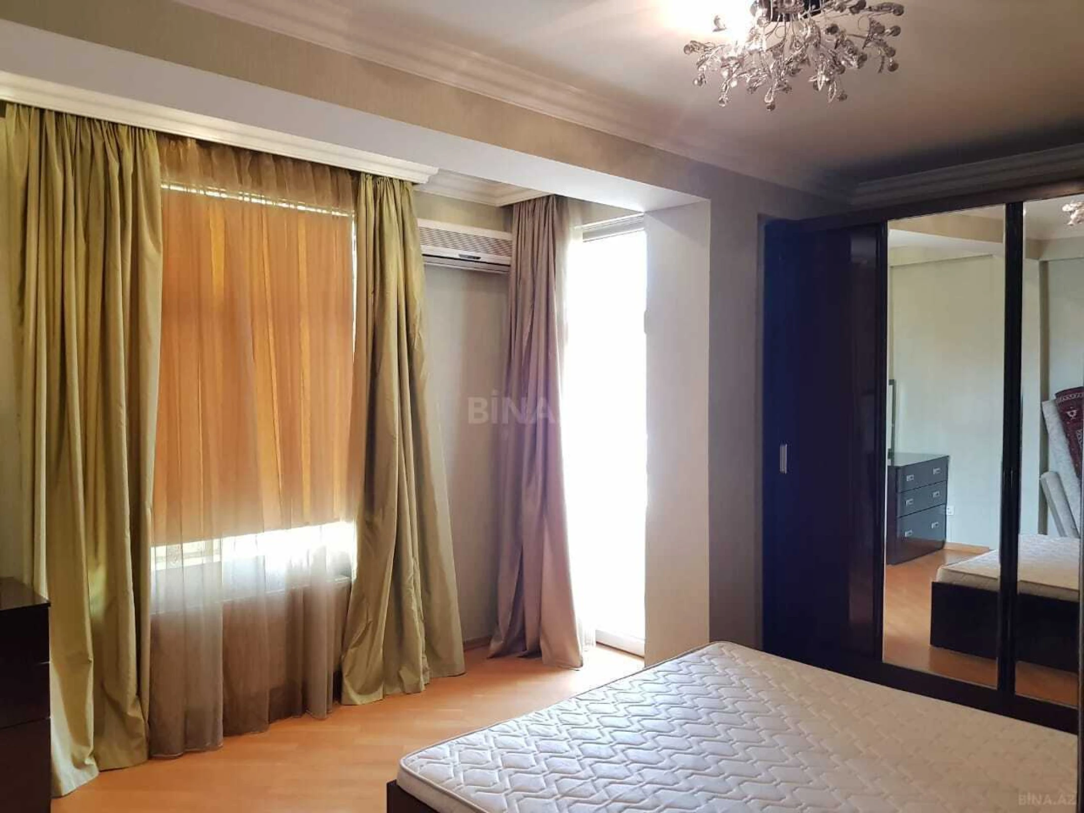 Satılır 3 otaqlı mənzil 136.2 m²