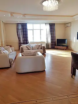 Satılır 3 otaqlı mənzil 136.2 m²