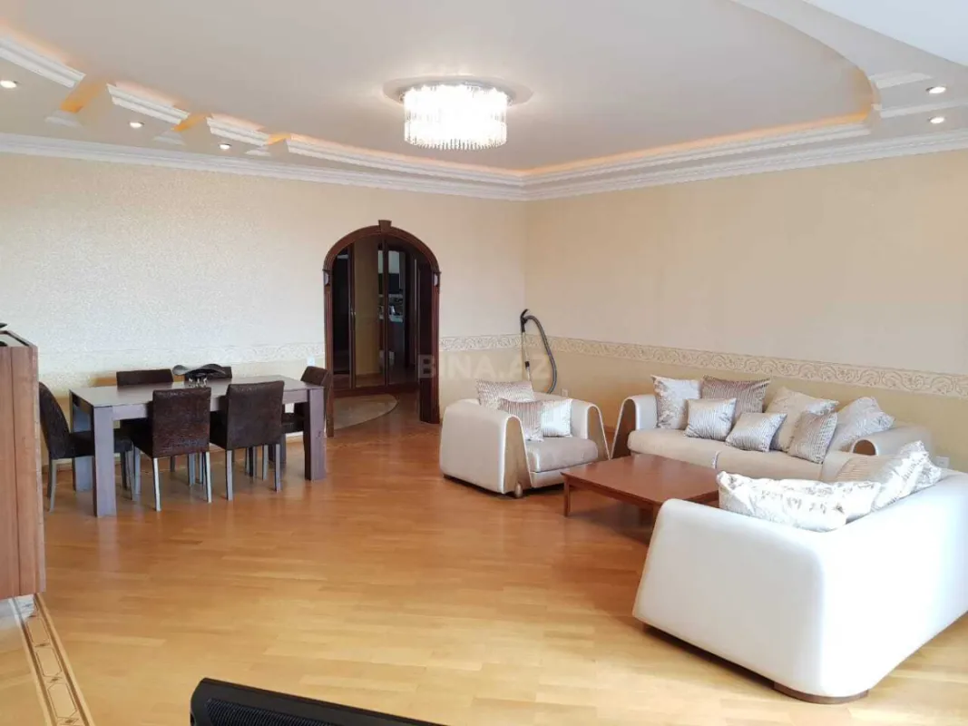 Satılır 3 otaqlı mənzil 136.2 m²