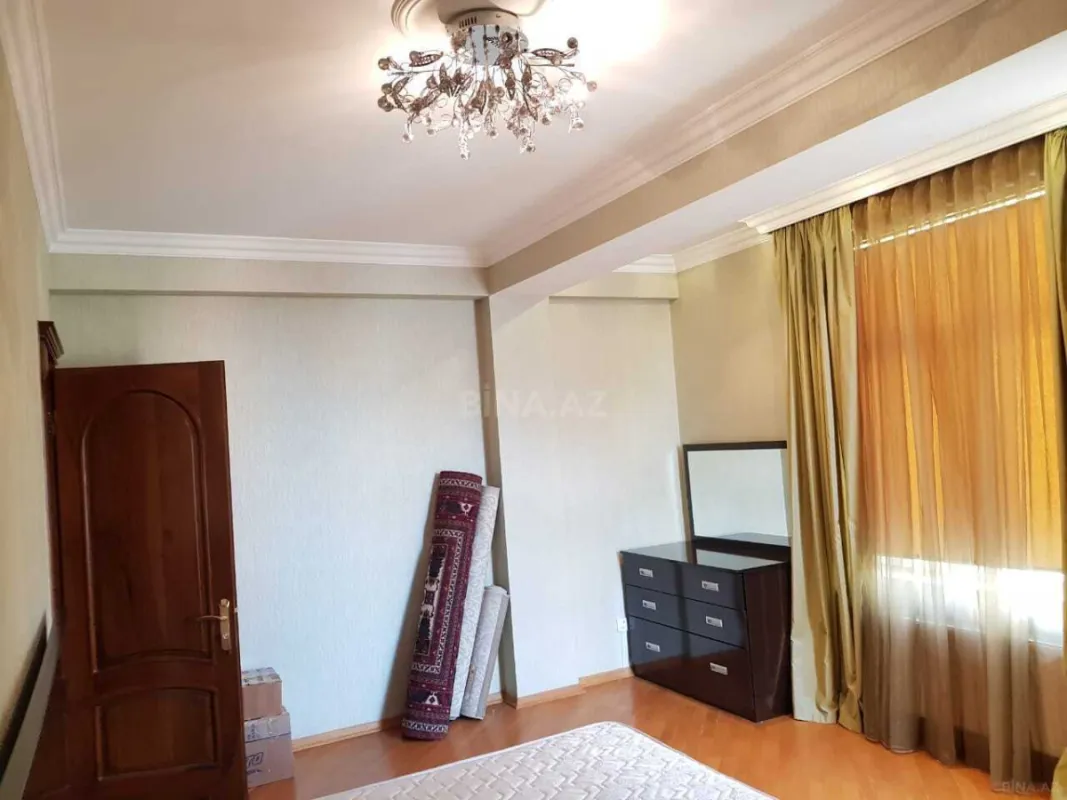 Satılır 3 otaqlı mənzil 136.2 m²