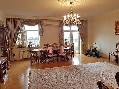 Satılır 4 otaqlı mənzil 206 m²