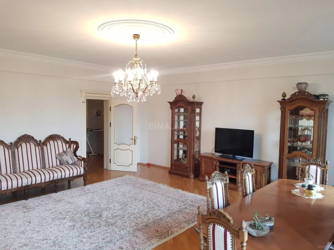 Satılır 4 otaqlı mənzil 206 m²