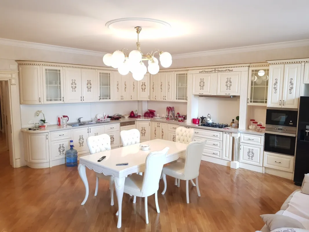 Satılır 4 otaqlı mənzil 206 m²