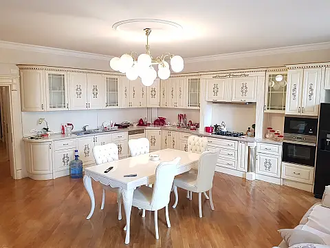 Satılır 4 otaqlı mənzil 206 m²