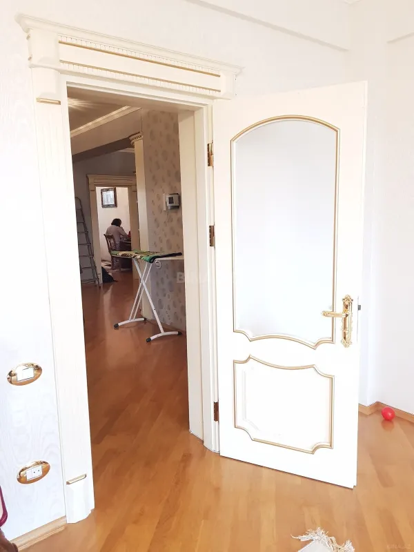 Satılır 4 otaqlı mənzil 206 m²