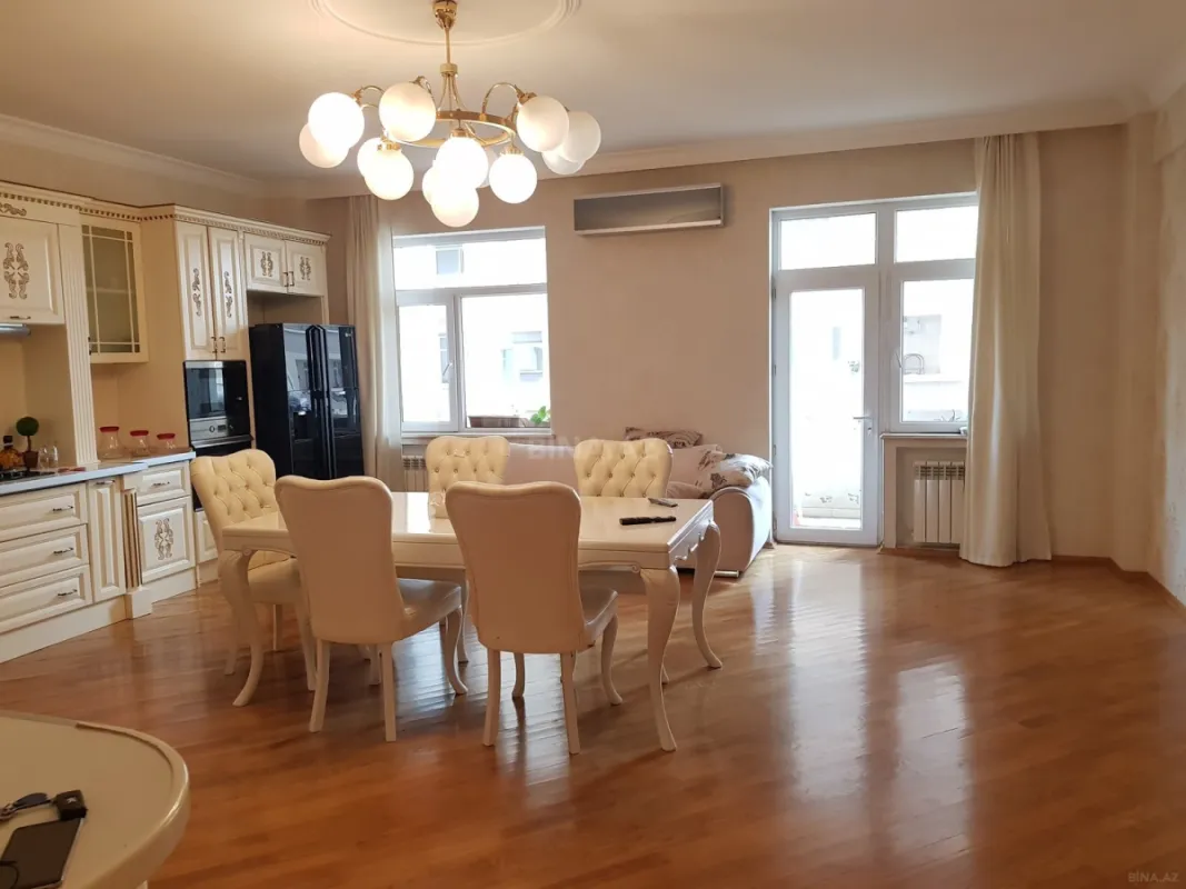 Satılır 4 otaqlı mənzil 206 m²