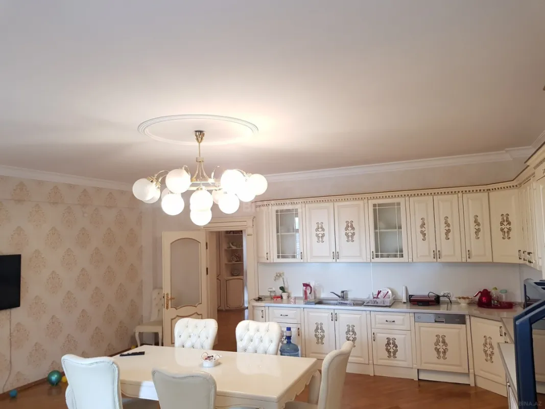 Satılır 4 otaqlı mənzil 206 m²