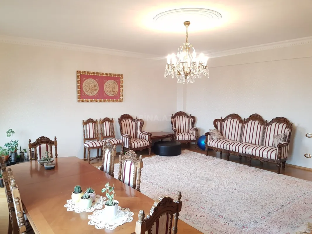 Satılır 4 otaqlı mənzil 206 m²