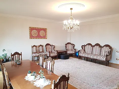 Satılır 4 otaqlı mənzil 206 m²