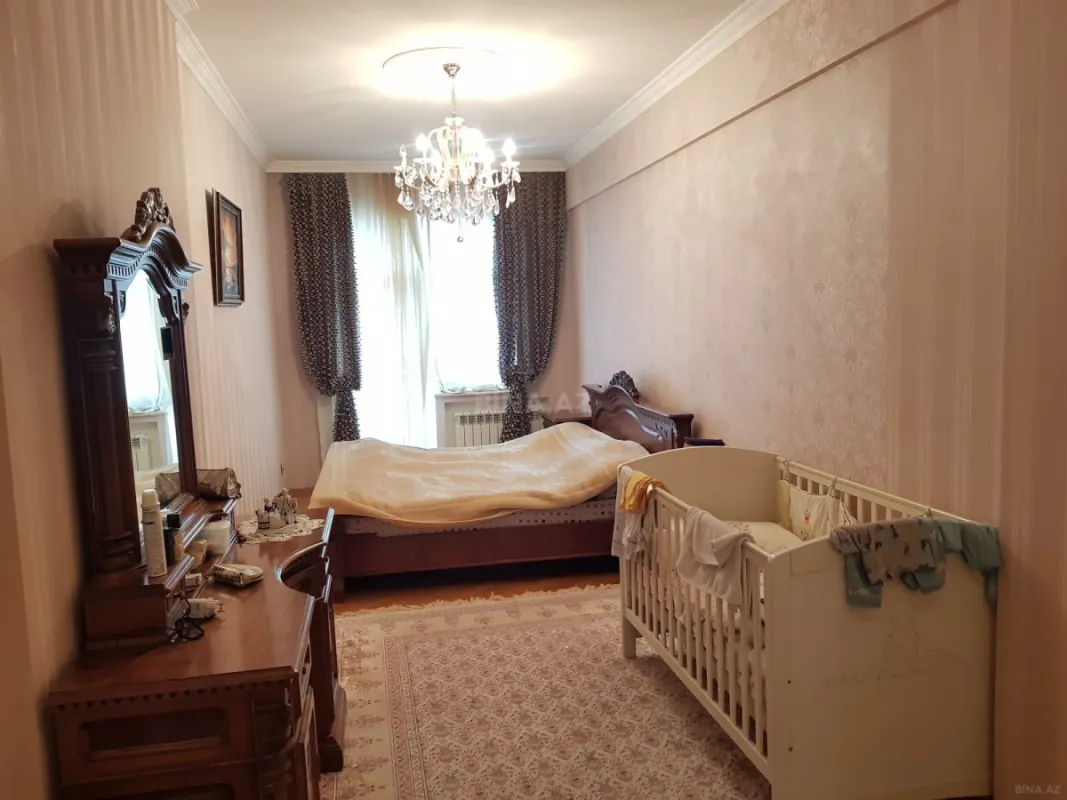 Satılır 4 otaqlı mənzil 206 m²