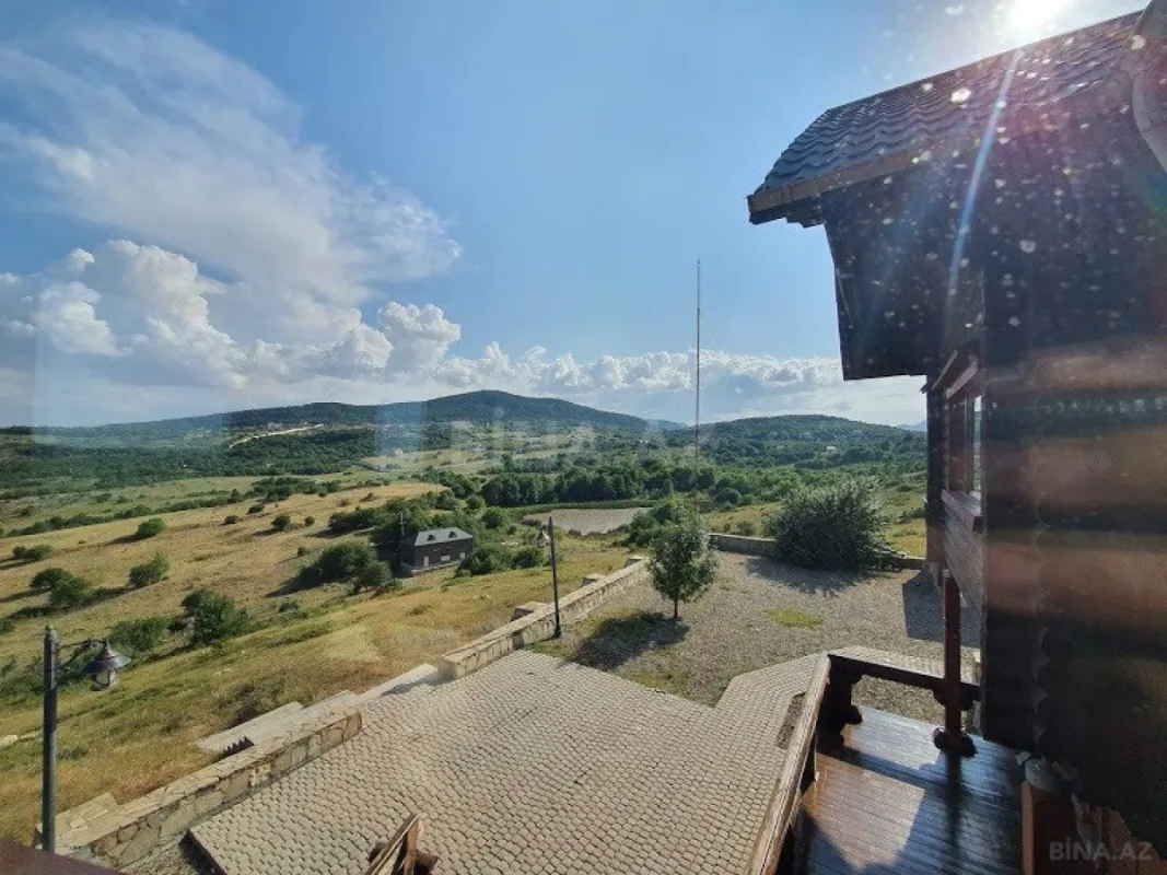 Satılır 6 otaqlı həyət evi 700 m²