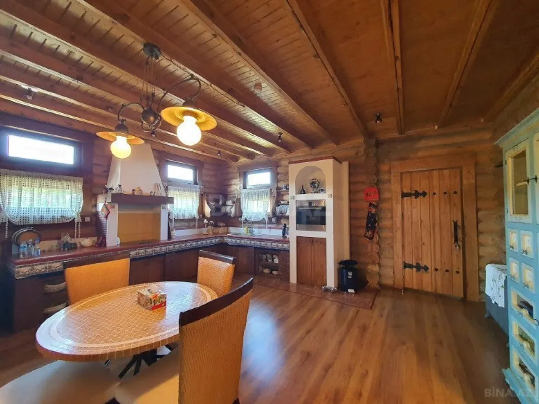 Satılır 6 otaqlı həyət evi 700 m²