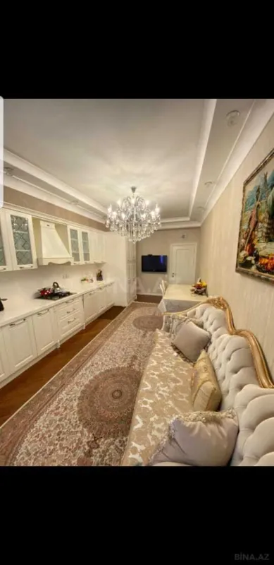 Satılır 4 otaqlı mənzil 182 m²