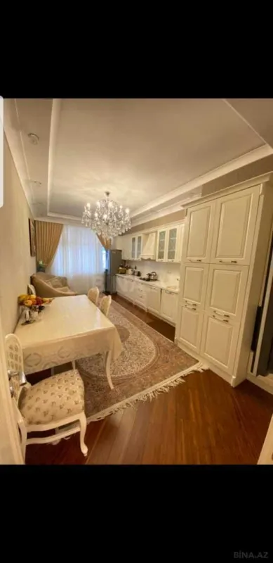 Satılır 4 otaqlı mənzil 182 m²