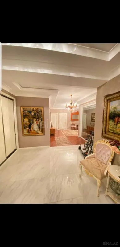 Satılır 4 otaqlı mənzil 182 m²