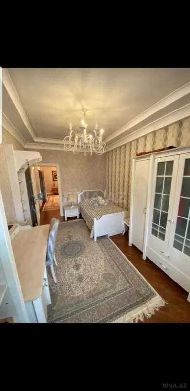 Satılır 4 otaqlı mənzil 182 m²