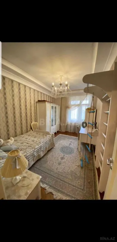 Satılır 4 otaqlı mənzil 182 m²