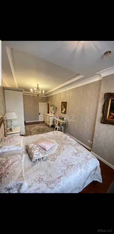 Satılır 4 otaqlı mənzil 182 m²