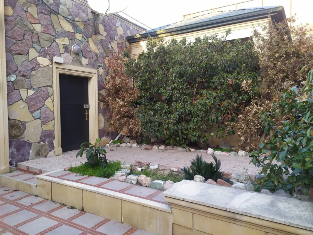 Satılır 6 otaqlı həyət evi 480 m²