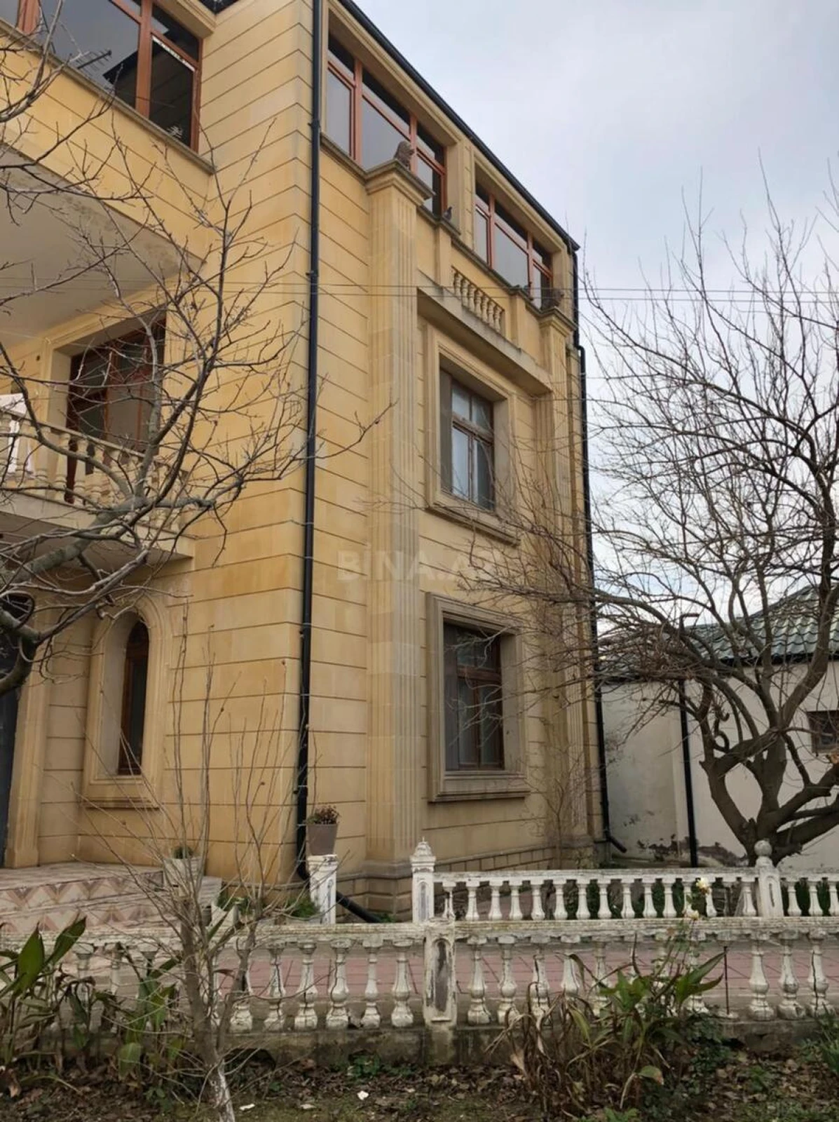 Satılır 6 otaqlı həyət evi 1100 m²