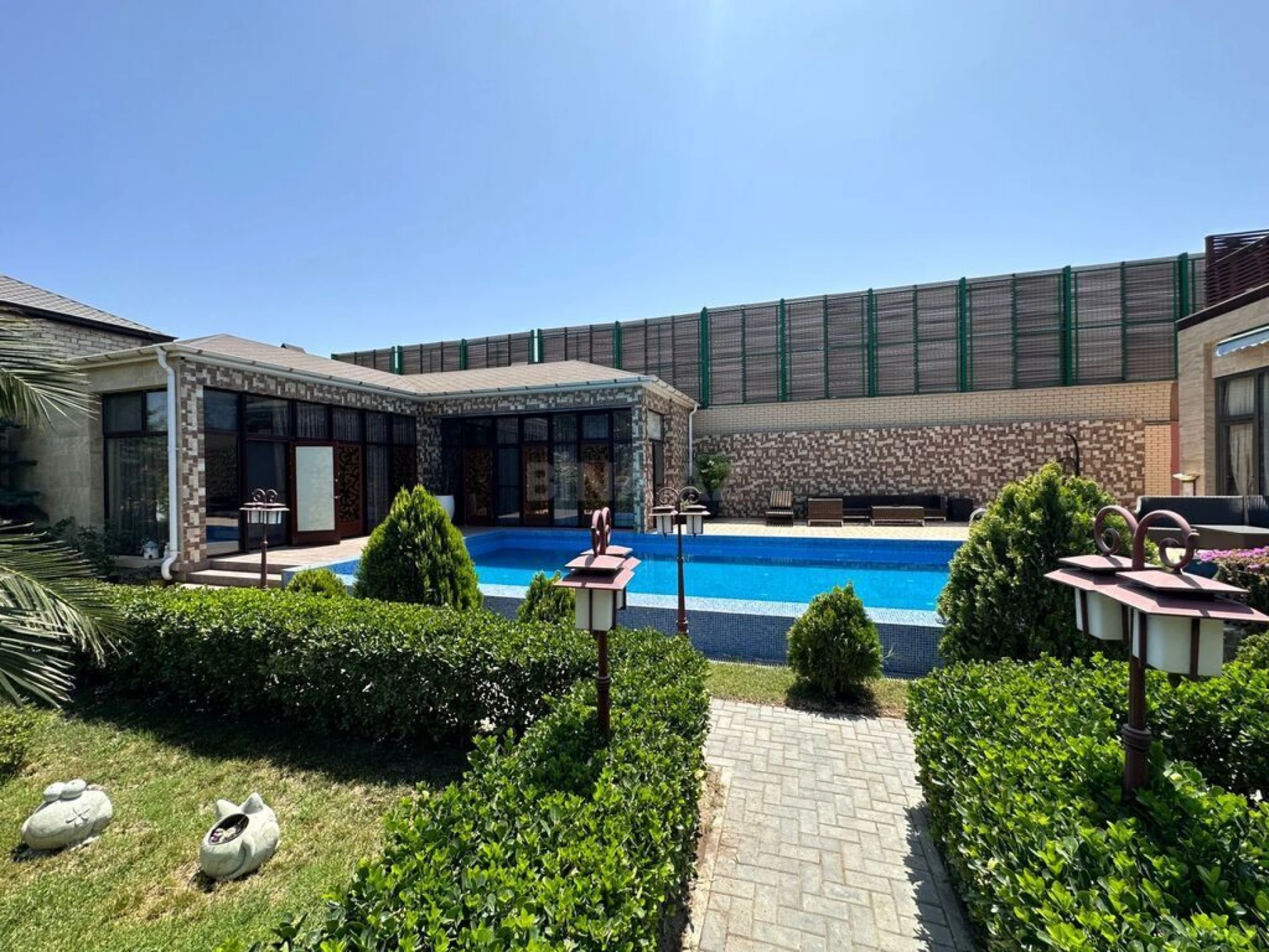 Kirayə verilir 6 otaqlı həyət evi 560 m²