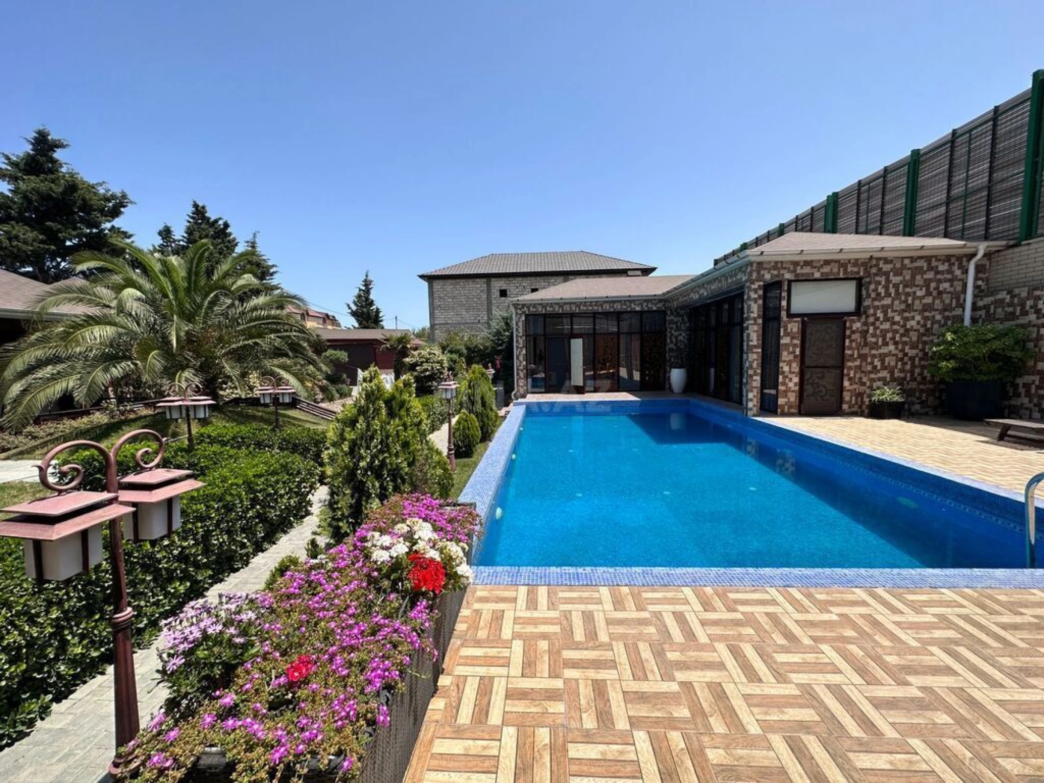 Kirayə verilir 6 otaqlı həyət evi 560 m²