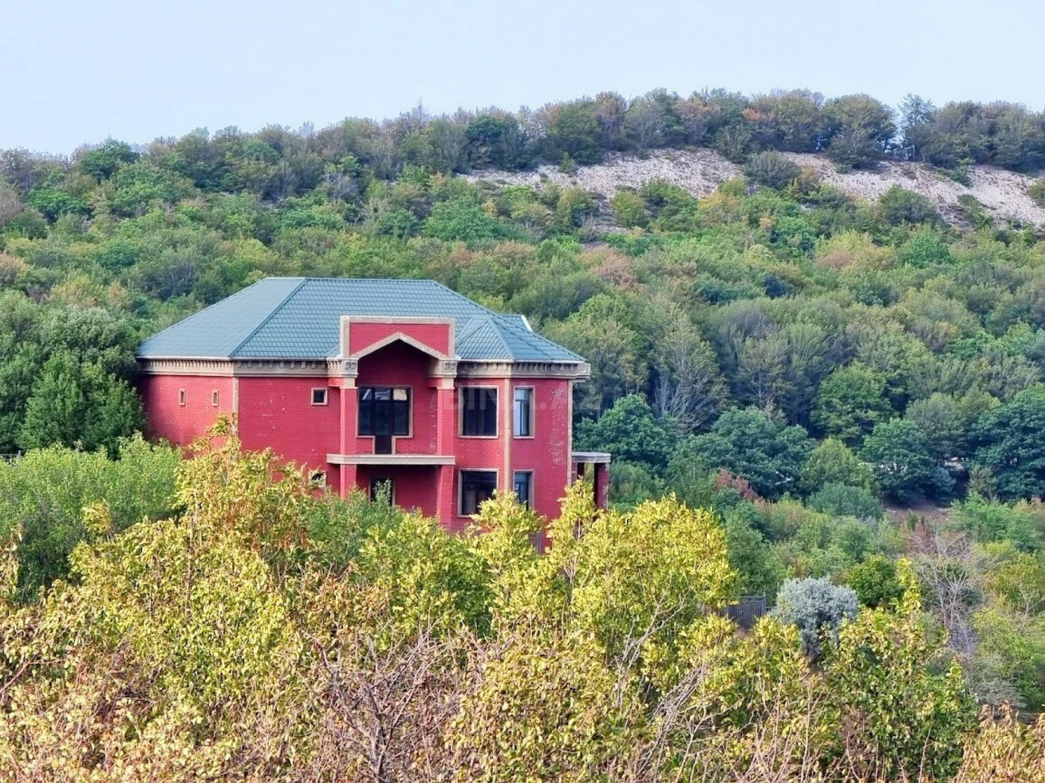 Satılır 5 otaqlı həyət evi 500 m²