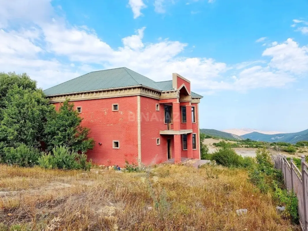 Satılır 5 otaqlı həyət evi 500 m²