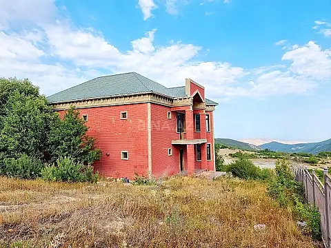 Satılır 5 otaqlı həyət evi 500 m²