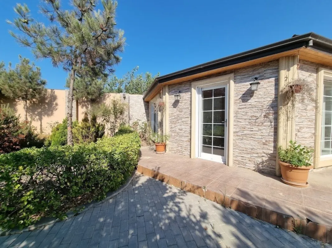 Satılır 8 otaqlı həyət evi 500 m²