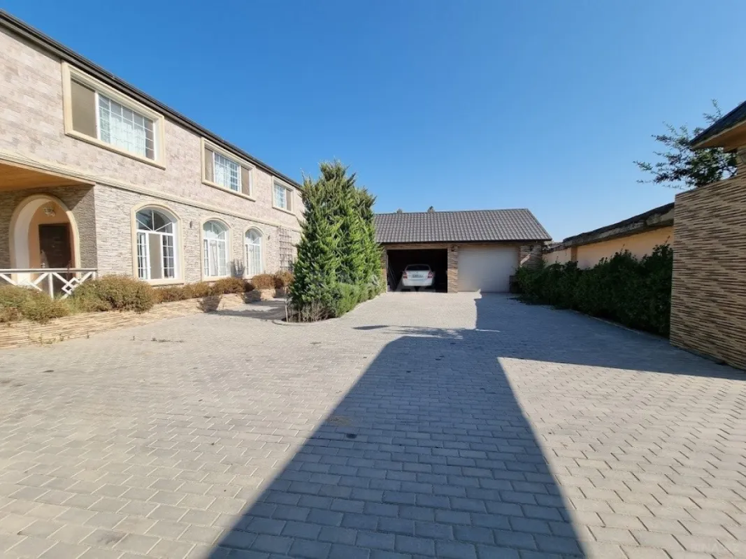 Satılır 8 otaqlı həyət evi 500 m²