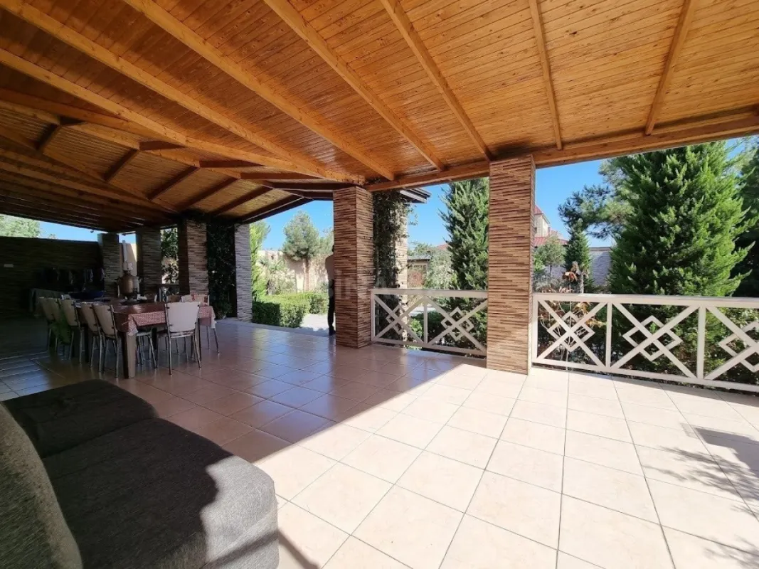 Satılır 8 otaqlı həyət evi 500 m²