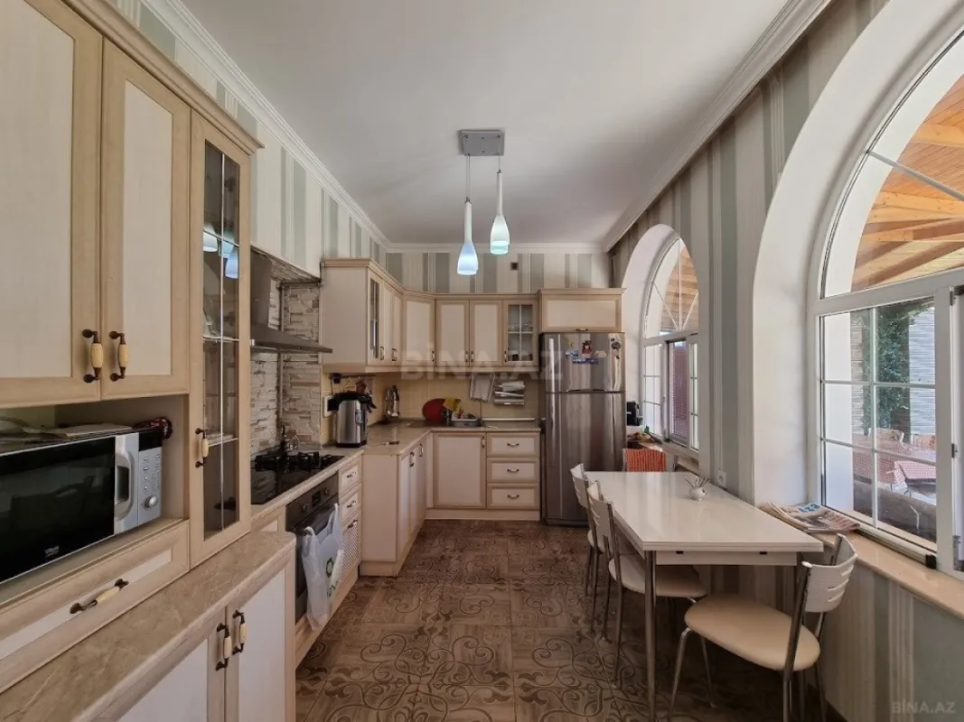 Satılır 8 otaqlı həyət evi 500 m²