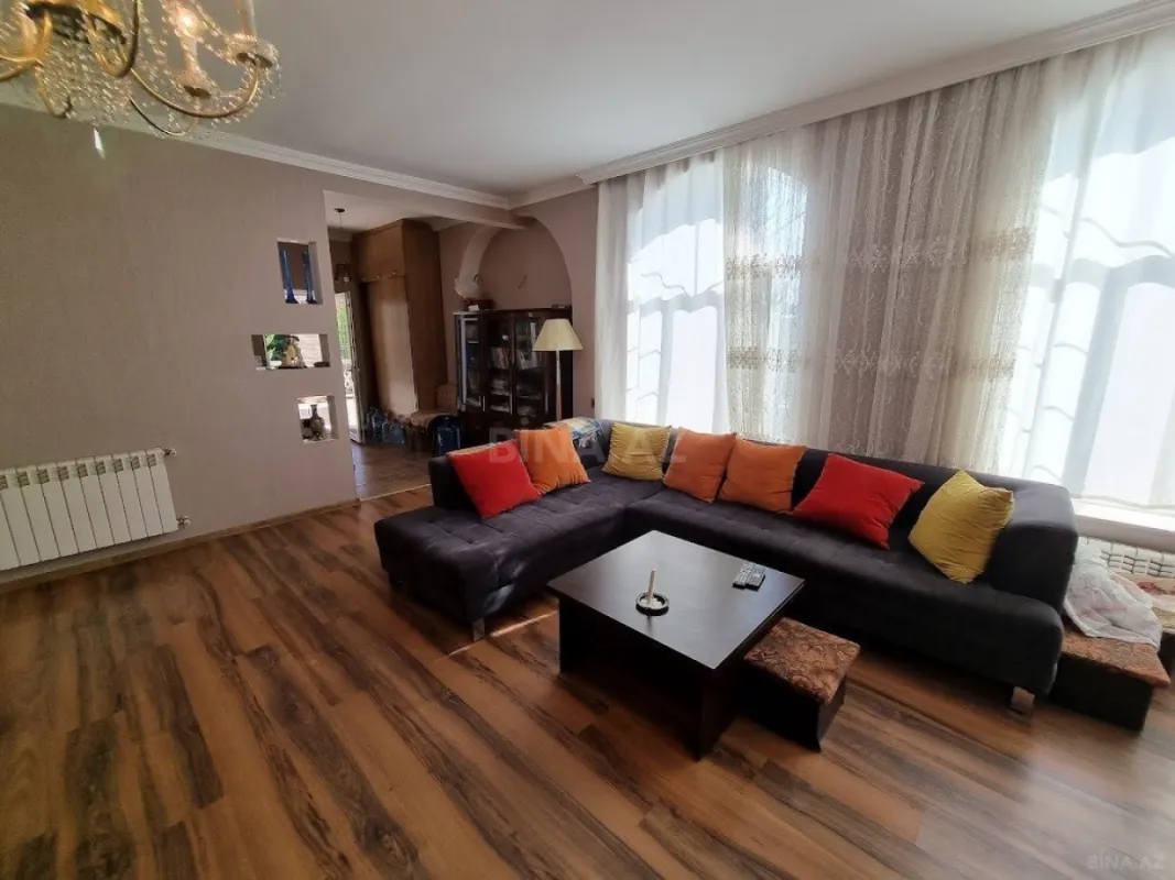 Satılır 8 otaqlı həyət evi 500 m²