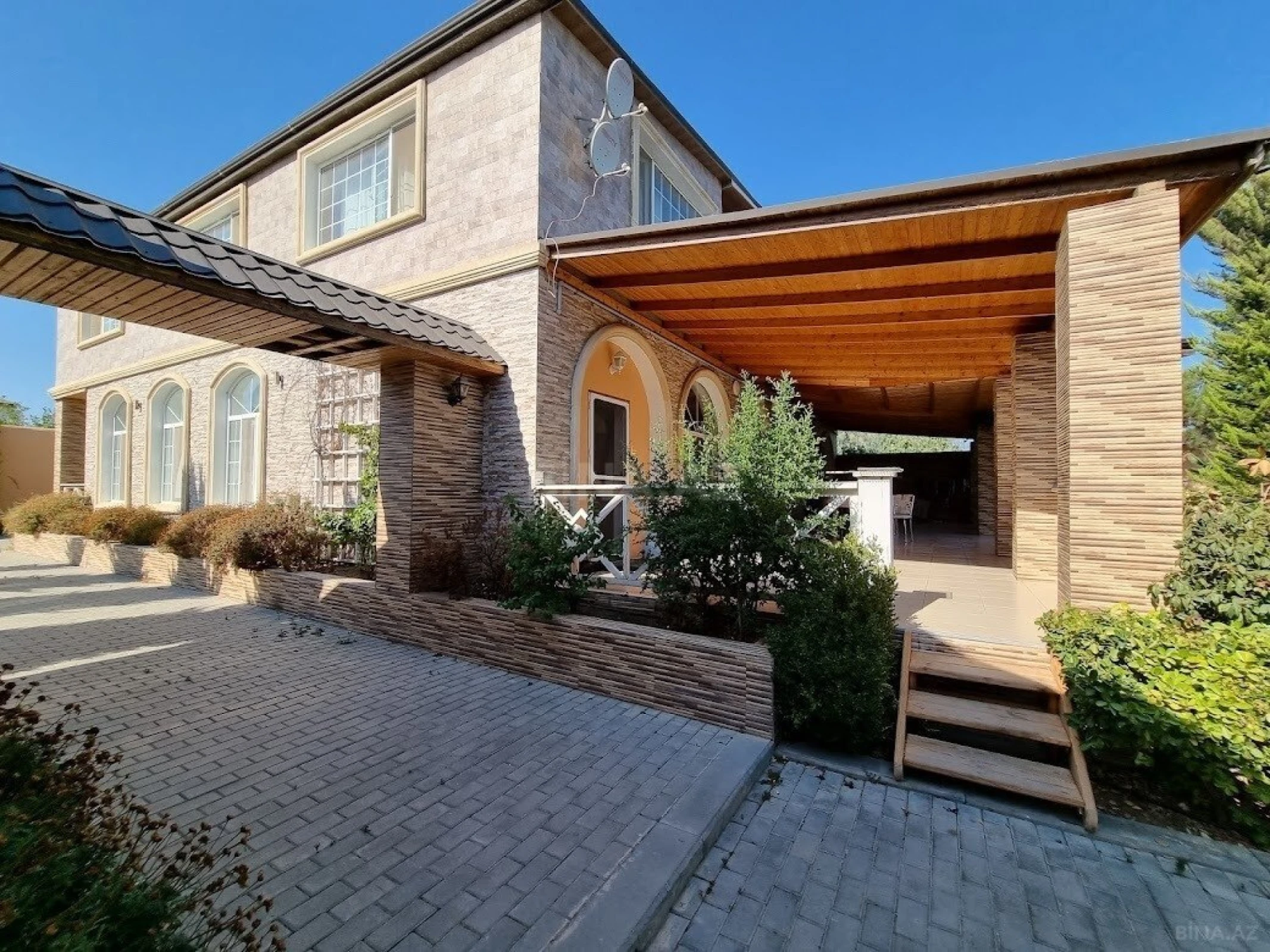 Satılır 8 otaqlı həyət evi 500 m²