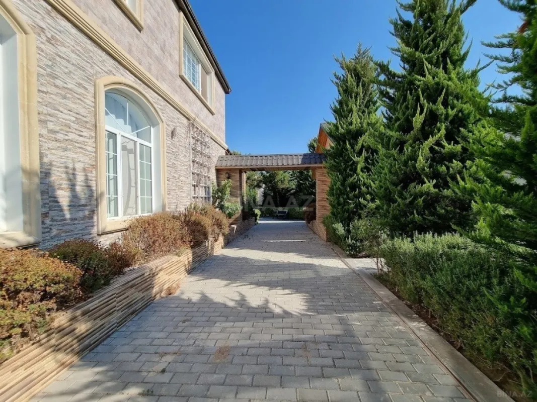 Satılır 8 otaqlı həyət evi 500 m²