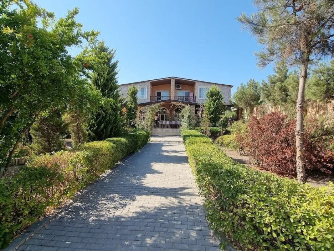 Satılır 8 otaqlı həyət evi 500 m²