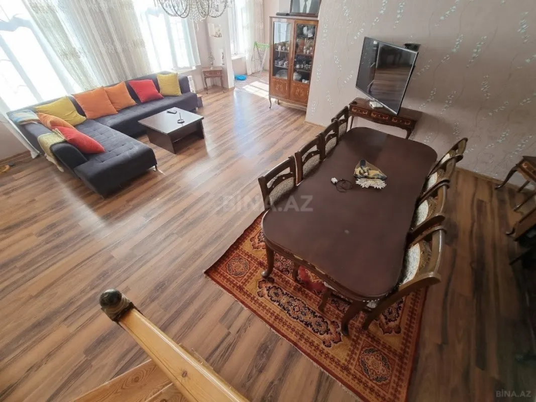 Satılır 8 otaqlı həyət evi 500 m²
