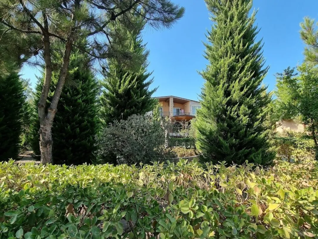 Satılır 8 otaqlı həyət evi 500 m²