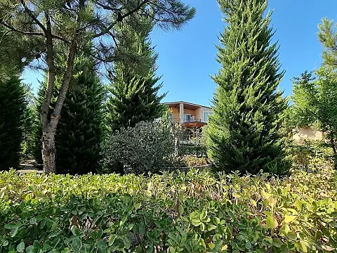 Satılır 8 otaqlı həyət evi 500 m²