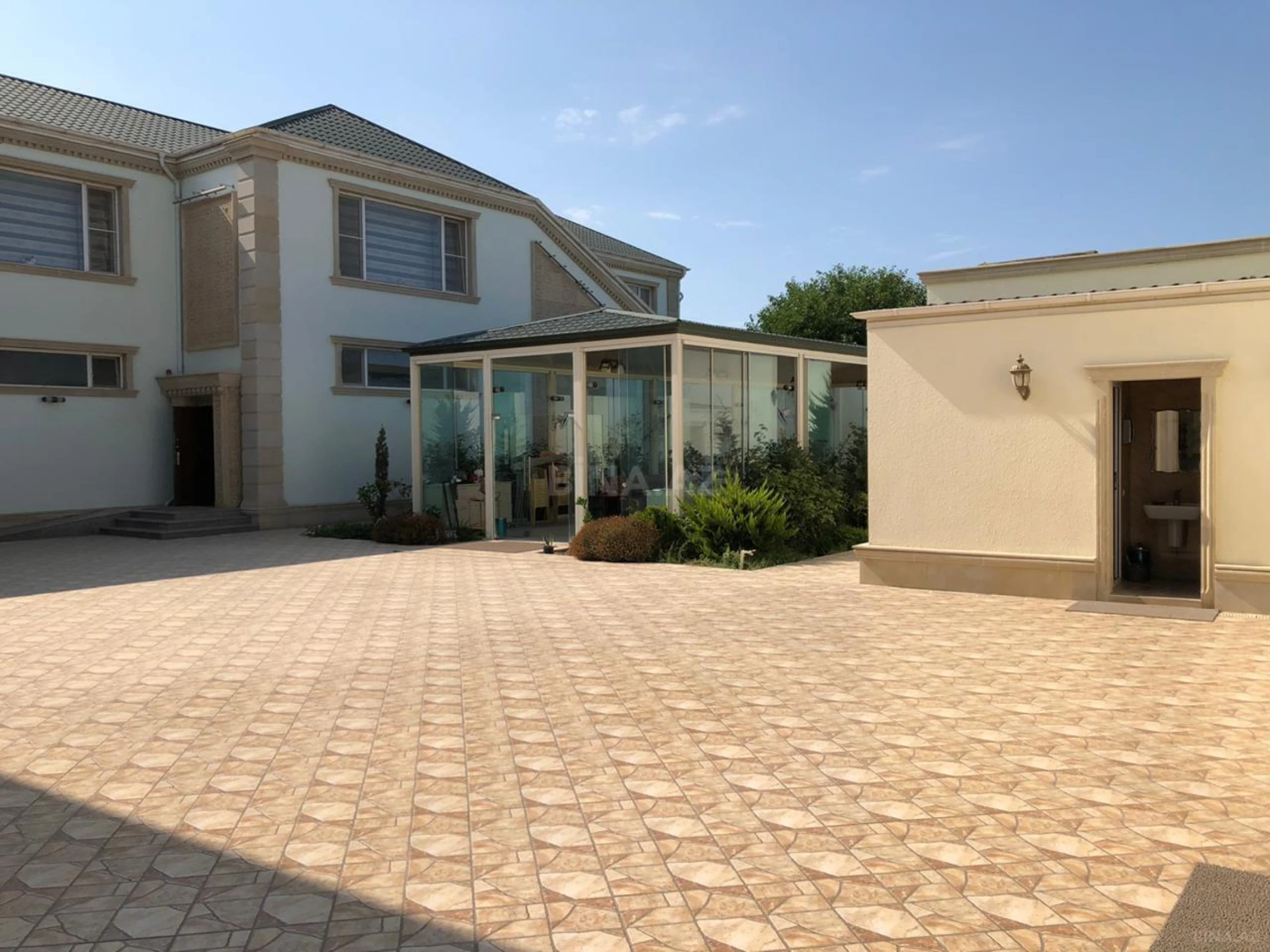 Kirayə verilir 8 otaqlı həyət evi 480 m²