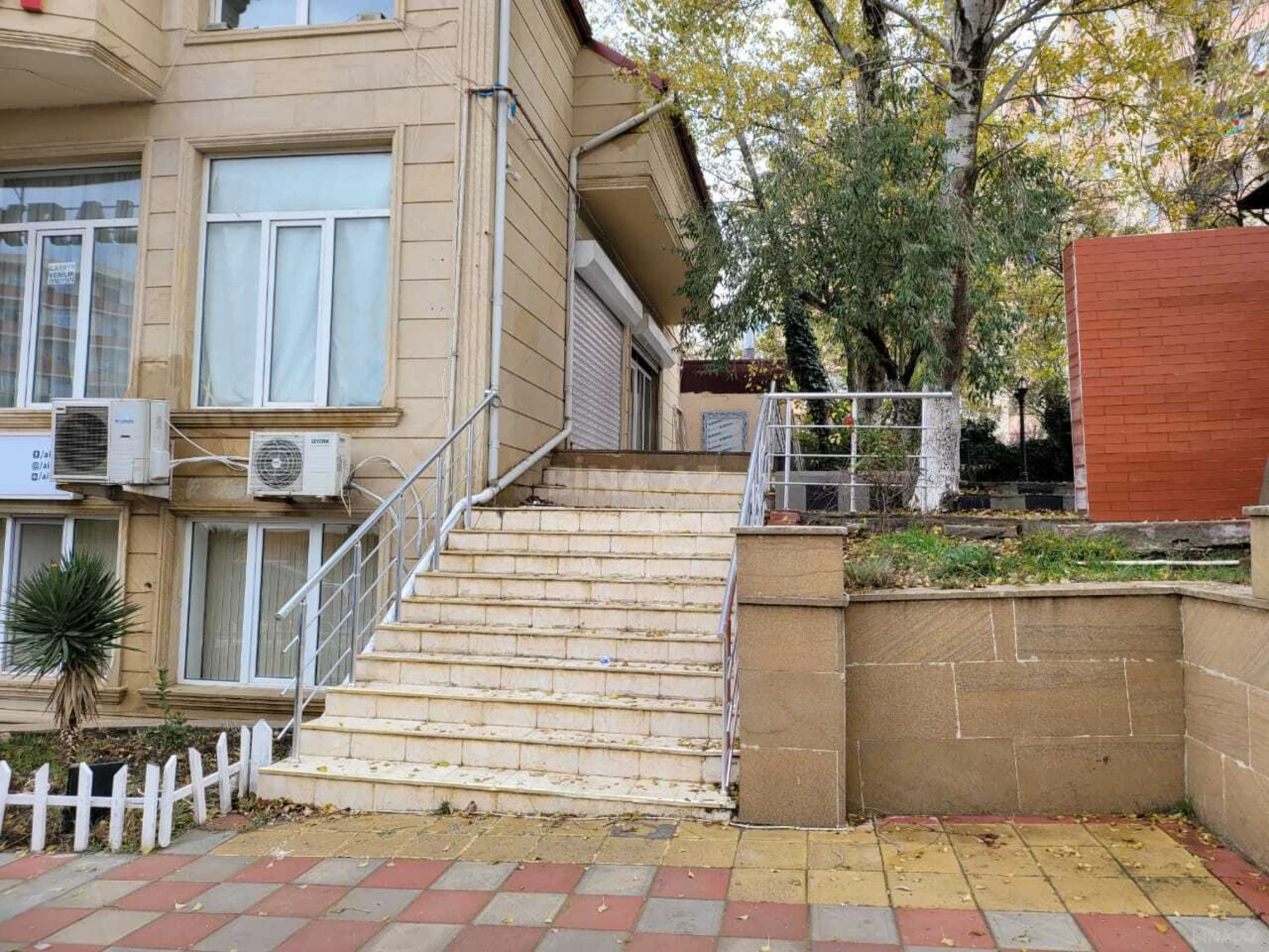 Satılır obyekt 580 m²