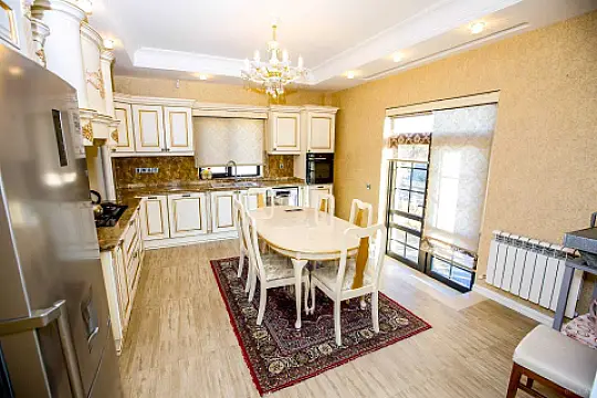 Kirayə verilir 5 otaqlı həyət evi 290 m²