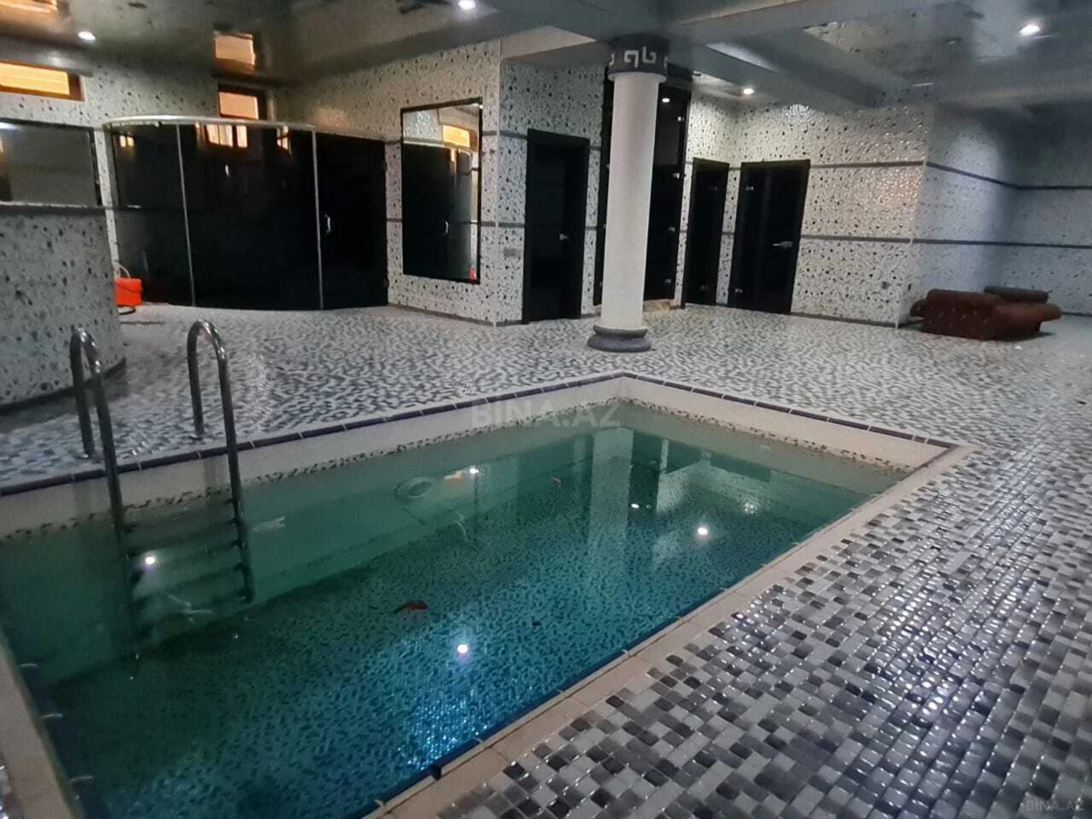 Kirayə verilir 6 otaqlı həyət evi 500 m²