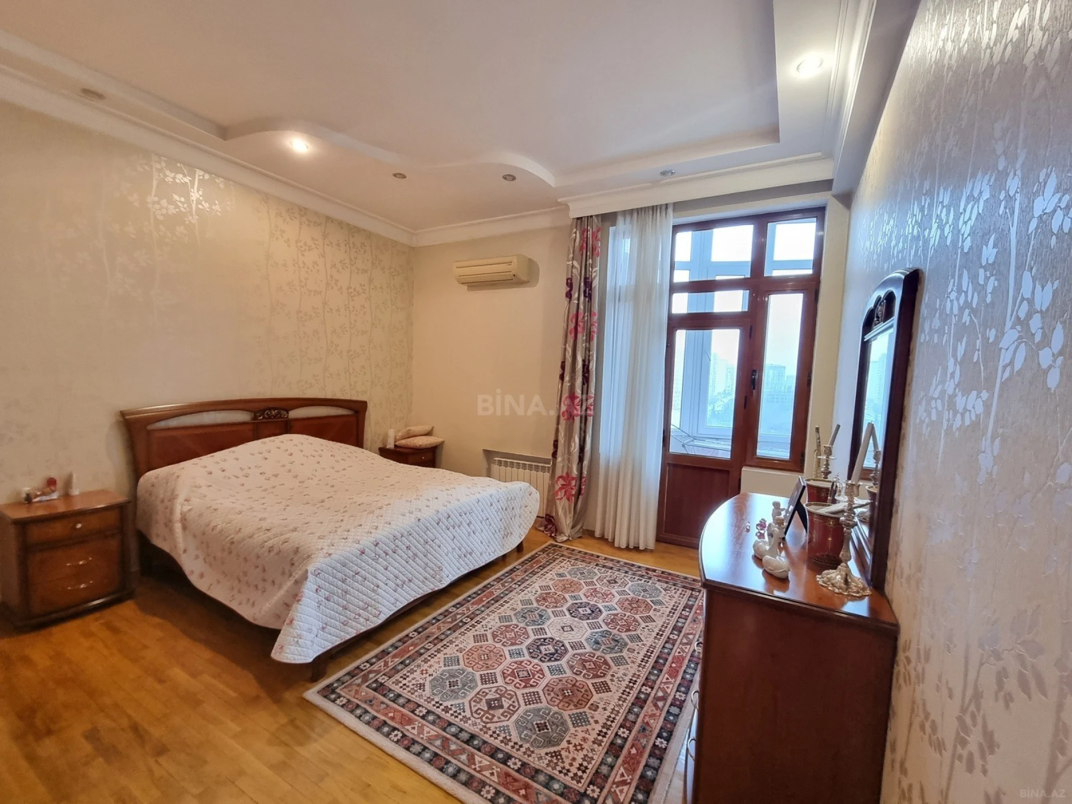 Satılır 4 otaqlı mənzil 215 m²