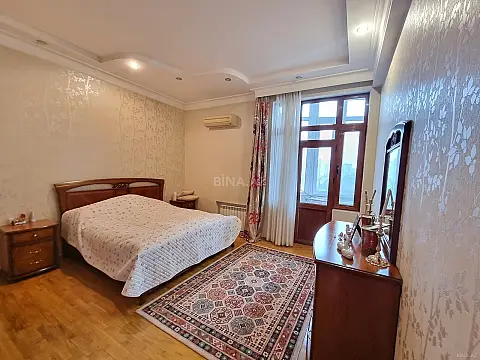 Satılır 4 otaqlı mənzil 215 m²